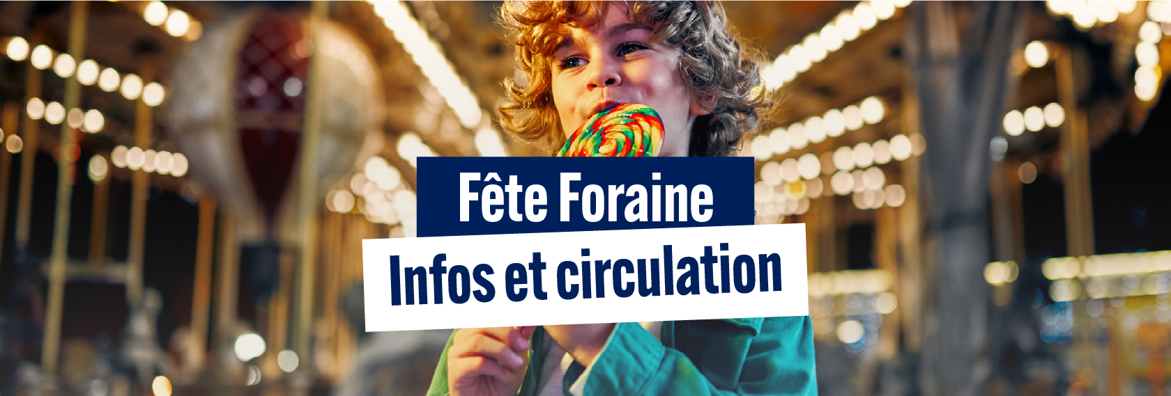 enfant mangeant une sucette devant un manège de fête foraine